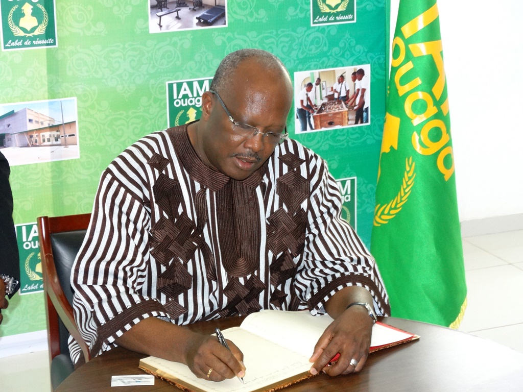 Le Président du Faso a marqué son passage à IAM Ouaga par la signature du livre d'or de l'institut. © Burkina24 