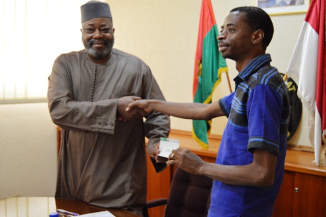 Paul Yéguénou Yarga, président de l’association La petite voix (à droite) recevant son chèque ds mains du consul