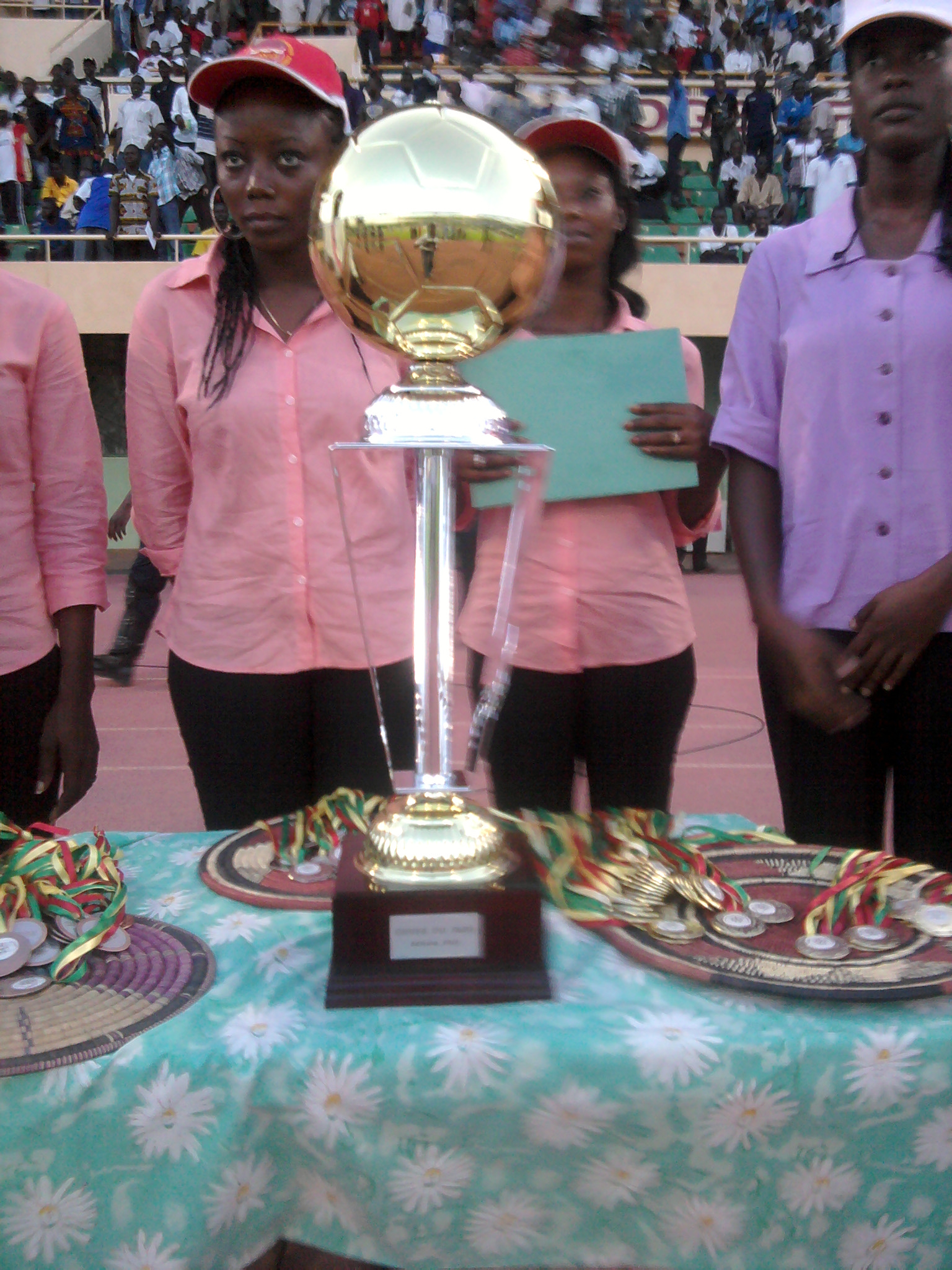 Le trophée de la Coupe du Faso