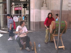 Artistes français jouant des instruments traditionnels burkinabè à Bordeaux
