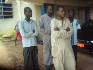 Quatre des cinq anciens malades errants de la ville de Bobo-Dioulasso qui ont recouvré la santé. Ph. B24