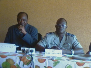 Le DG de la police nationale avec le conseiller technique du MMCE. Ph. B24