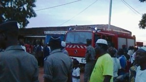 camion de pompiers en manoeuvres à l'entrée du marché de dassasgho. Ph. B24