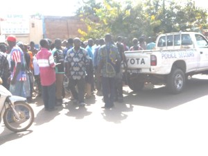 Une foule de curieux sur les lieux de la scène. Photo: Burkina24