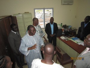 Le ministre de l'Economie et des Finances, L. M. Noël Bembamba échangeant avec des agents dans leur bureau à Dori. Ph. B24