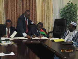 (de g à d) le président de la BIDC, Bashir Ifo, le ministre de l'Economie et des Finances, Lucien M. N. Bembamba, et le ministre des enseignements secondaire et supérieur, Albert Ouédraogo. Photo: Burkina24