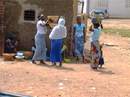 Vendeuses de lait dans un village. Photo: Burkina24