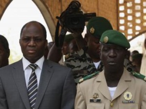 Djibril Bassolet (gauche) et le Chef de la junte malienne, le Capitaine Sanogo  
