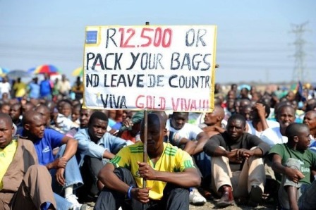 436122_des-mineurs-sud-africains-de-marikana-d-ou-est-partie-la-revendication-pour-une-hausse-des-salaires-le-14-septembre-2012