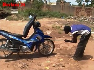 Jean-Marie Nacoulma. Profession : laveur de moto ! (Ph : Burkina 24)