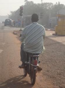 De plus en plus, les conducteurs de motocyclettes deviennent rares à Ouagadougou (Ph : B24)