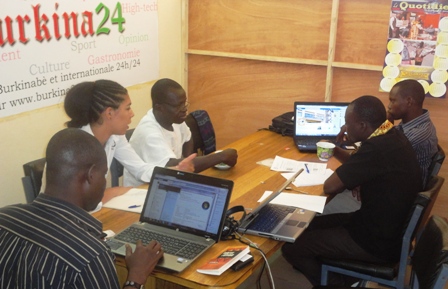Claire Diao et Ousmane Boundaone, échangeant avec l'équipe de rédaction de Burkina 24 ce jeudi 24 janvier 2013. (Ph.B24)
