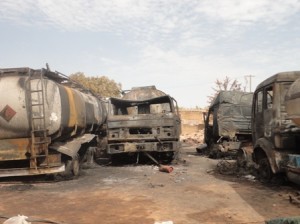Voici ce qui reste des cinq véhicules incendiés (quatre camions citernes et une fourgonnette) (Ph : B24)