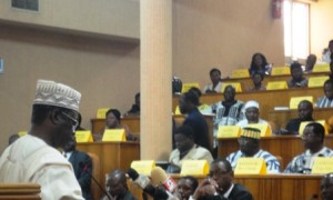 Le Premier ministre, LAT, devant les élus ce mercredi 30 janvier 2013. (Ph.B24)