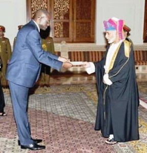Mansa Ountana présentant  ses lettres de créances au sultan omanais Qaboos Bin Saïd (Ph : MAECR)