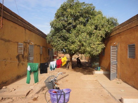 La vidange des toilettes constitue des points de discorde dans plupart des cours communes à Ouaga (Ph : B24)