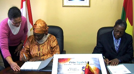 Signature du protocole d'accord entre Sy Diawara et l'ambassadeur burkinabè au Canada Adrien Koné (à d.) (Ph : DR)