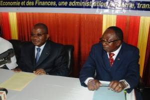 Moussa Dama, Inspecteur général des Finances (d.) en compagnie du ministre des Finances (Ph : B24)