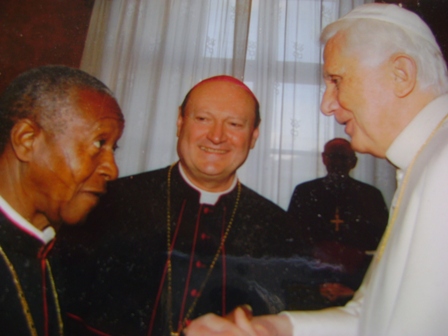 Mgr Anselme Sanon(gauche) et le Pape Benoît XVI(droite) lors de la rencontre pontificale de la culture à Rome en 2008. Source : Photografia Felici. Rome 