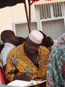 On griffonnait méticuleusement les résultats annoncés par l CENI (Ph : B24)