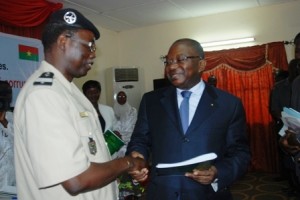 Le ministre de l'Economie et des Finances Lucien M. Bembamba (g.) remettant un kit à l'un des membres du Comité anti-corruption (Ph:B24)