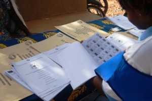 Une opératrice de la CENI chargée de guider les électeurs vers les bureaux de vote (Ph : B24)