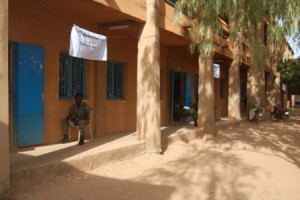 Ces bureaux de vote au lycée Saint Viateur à l'arrondissement 10 de Ouagadougou ne connaissent pas une affluence particulière (Ph : B24)