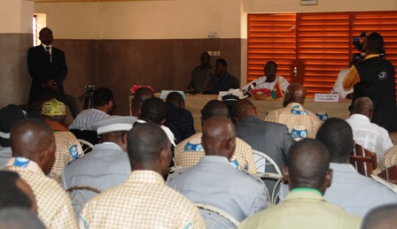 Les forces vives de la région des Cascades face au premier ministre ce jeudi 21 février 2013. Ph.B24