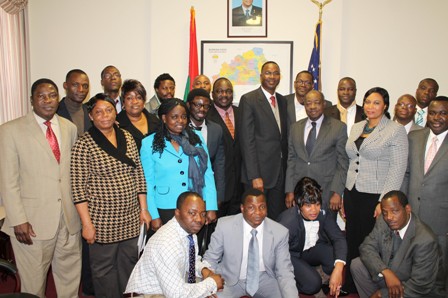 Photo de famille du bureau de l'ABNY avec l'Ambassadeur Seydou Bouda. (Ph. Ambassade du Burkina/Washington D.C)