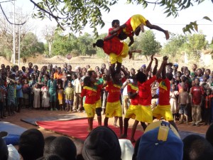 Les acrobates guinéens de la cie Tinafan (photo: FrédériqueMonblanc)