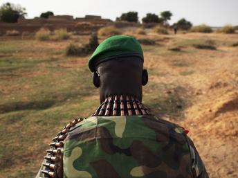 Un soldat malien, à proximité du village de Kadji à Gao. REUTERS/Joe Penney