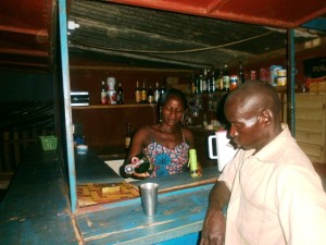 Un consommateur de Sopal dans un kiosque de Bobo Ph. B24