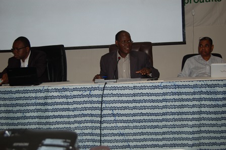 Le conseiller technique du MEDD, Samuel Yéyé (au milieu), assisté du DG/PEDD, Paul Sawadogo (à g.) et du Pr Barry du PNUE (Ph. B24)