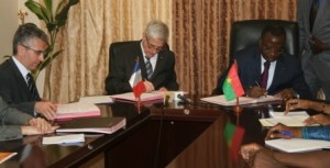 Avec cette  signature, la France octroie 7 millions d'euros d'appui budgétaire sectorielle au Burkina Faso 