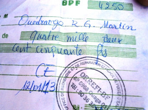 Un cachet normal sur un reçu d'arnaqueur