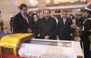 Nicolas Maduro s'incline sur le cercueil de Chavez. Ph:rue89