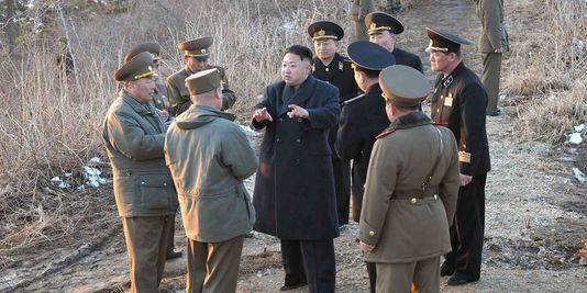 Le président nord coréen au centre donnant des instructions à ses Hommes.