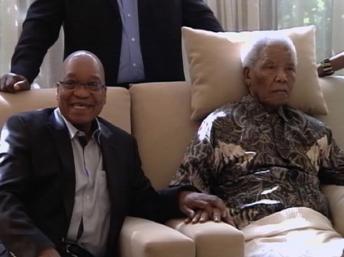 Nelson Mandela et le président Zuma (g), à ses côtés, Johannesburg, 29 avril 2013. AFP PHOTO / SABC