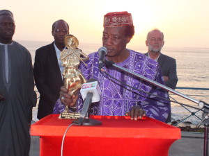 Me Pacéré Frédéric TITENGA s'exprimant après avoir reçu son prix. (Crédit Photo: Dian Diallo)