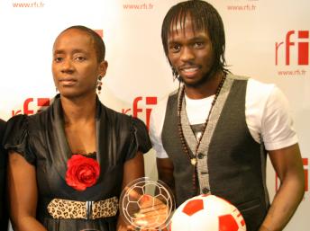 L'Ivoirien Gervinho, aux côtés de Marie-Louise Foé, est le seul joueur à avoir remporté deux fois le prix Marc-Vivien Foé. RFI/Sébastien Bonijol