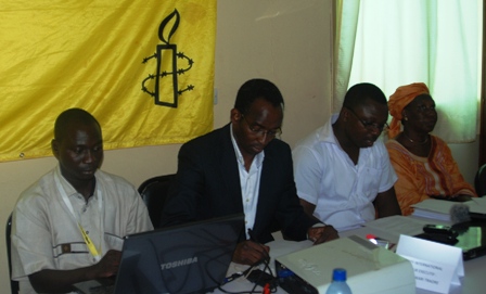 Le Directeur d'Amnesty Burkina, entouré de ses collaborateurs. Ph. B24