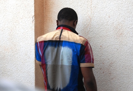 BEHI Yves Gérard, présenté à la presse et accusé de cyber ecroquerie. Ph. B24