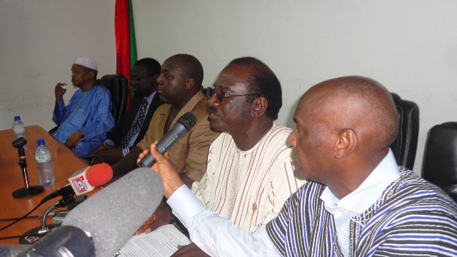 Les députés Louis Armand Ouali (premier à droite) et Ibrahim Koné (2e à droite) lors du point de presse (Ph: B24)