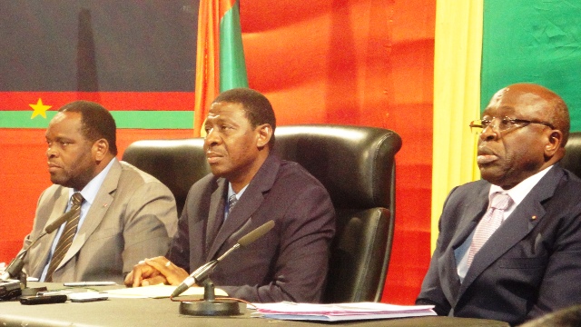 Les membres du gouvernement au point de presse. A droite, le ministre Moussa Ouattara (Ph : B24)