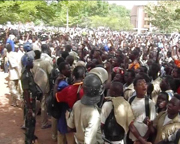 La mobilisation des élèves devant le MESS (Ph : Remy Djandjinou)
