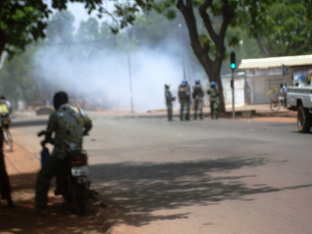 Les alentours du Lycée Philippe Zinda Kaboré dans la fumée des gaz lacrymogènes (Ph : DR)