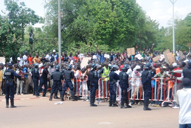 La barrière établie pas les forces de sécurité a été rompue par les manifestants (Ph : B24)