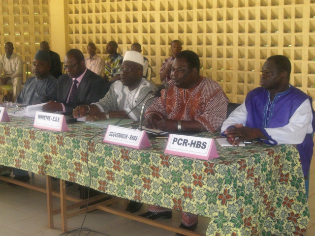 Les membres du gouvernement face aux forces vives de Bobo. Le ministre Moussa Ouattara (Ph :B24)