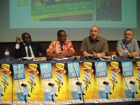 Abdoulaye Diallo (2e à partir de la g.) et  Gideon Vink (à sa gauche) ont été les principaux conférenciers du jour (Ph. B 24) 