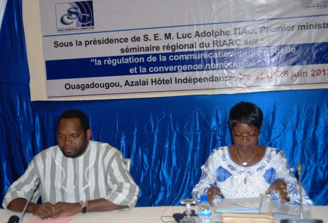 Béatrice Damiba, présidente du CSC et le ministre d'État burkinabè, B. Arsène Yé à l'ouverture du séminaire. Ph. B24